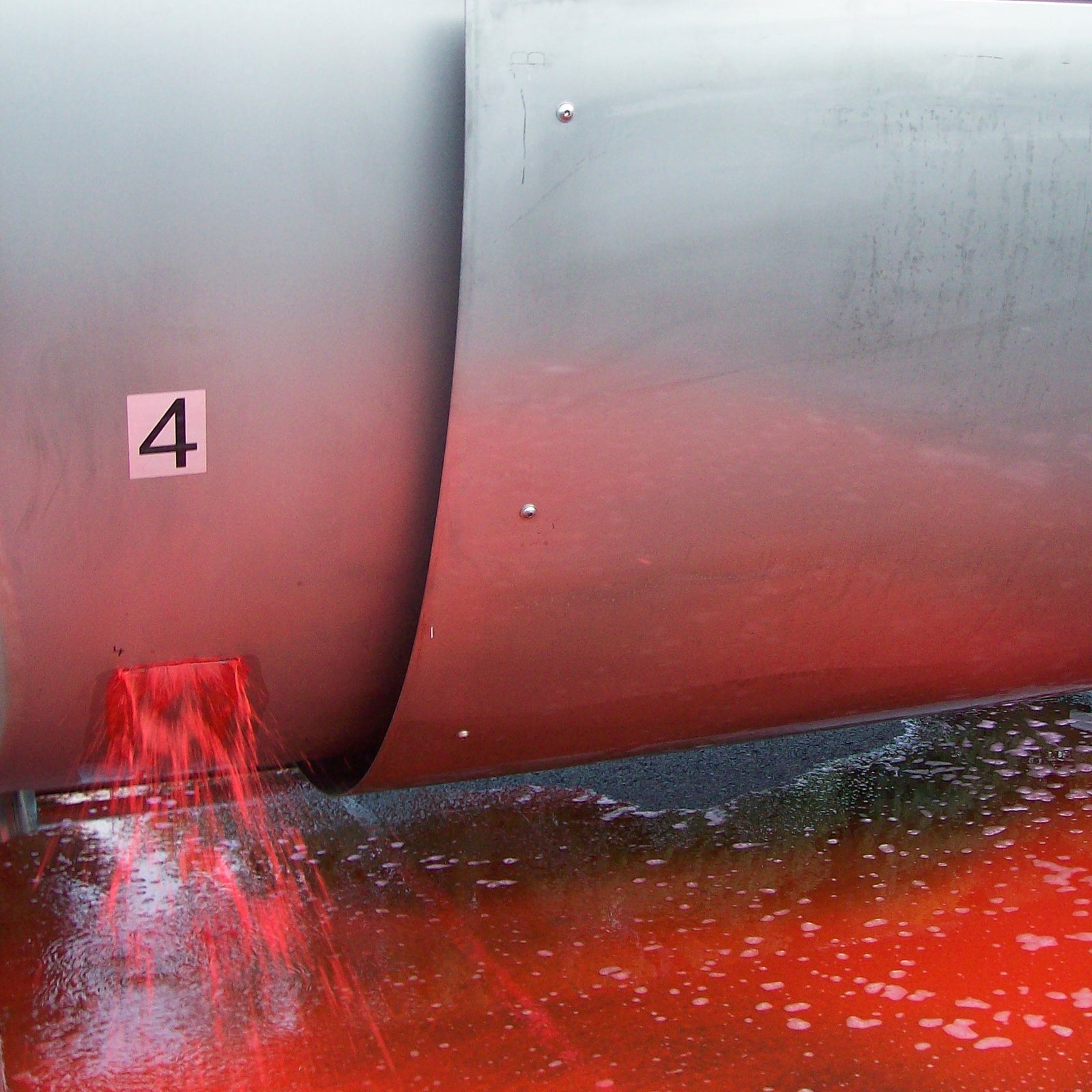 Der Tank simuliert eine Leckage mit einer gefährlichen Flüssigkeit