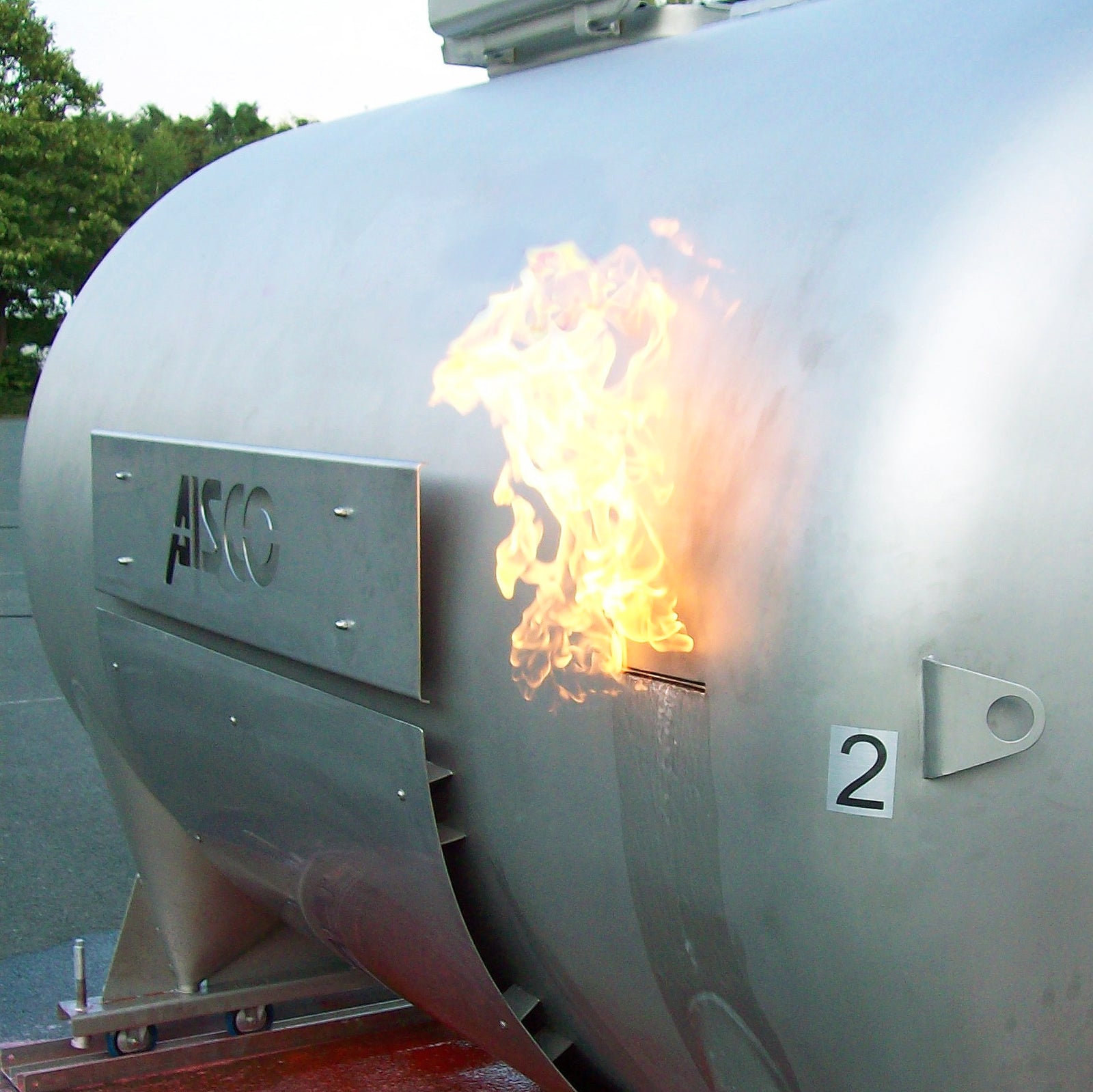 Der Tank simuliert eine brennende Leckage