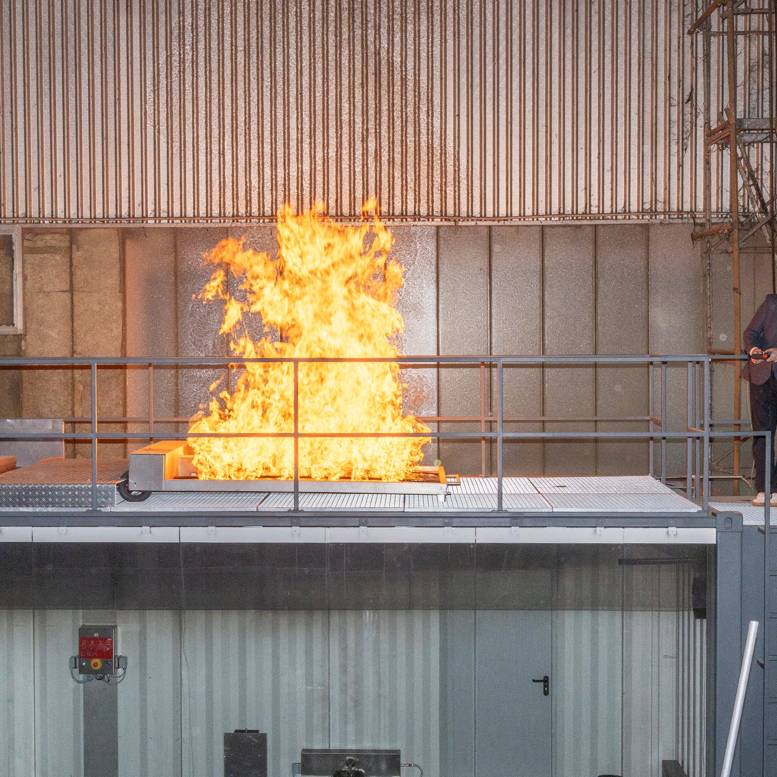 Large view of the AISCO Firetrainer E1502 XL in flames on the AISCO Crossfire fire container – an impressive demonstration of a realistic fire drill