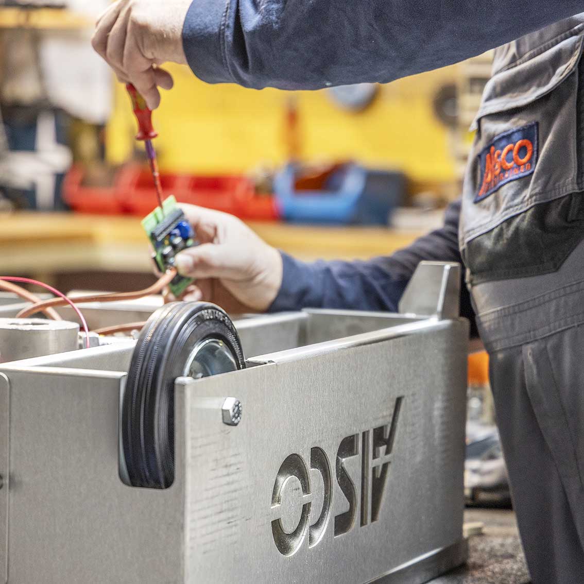 Überprüfung der Steuerplatine im AISCO Caddy bei Wartungsarbeiten