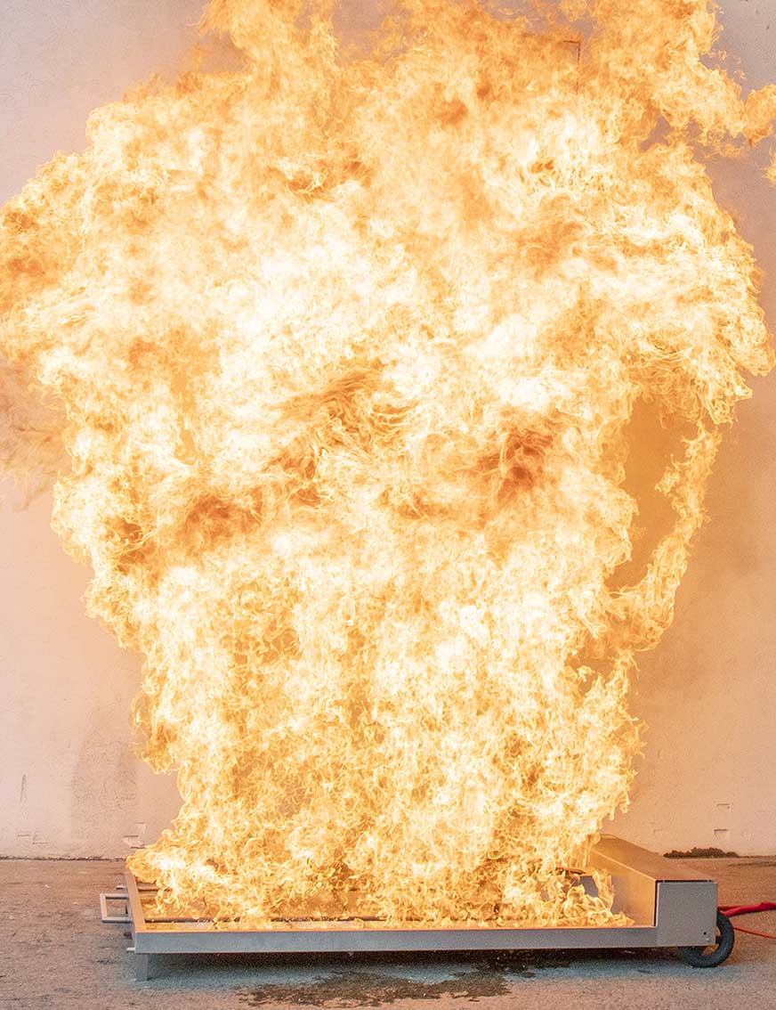 AISCO Firetrainer E1502 XL Brandsimulator im Einsatz mit meterhohen Flammen zur realistischen Simulation von Großbränden bei Feuerwehrübungen