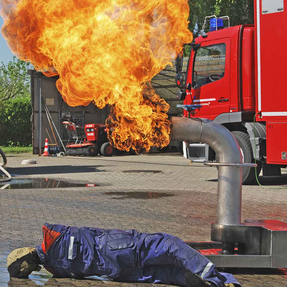 Einsatz des AISCO Firetrainer E1502 mit brennendem Industrieventil und Brandübungspuppe bei einer praxisnahen Feuerwehrübung