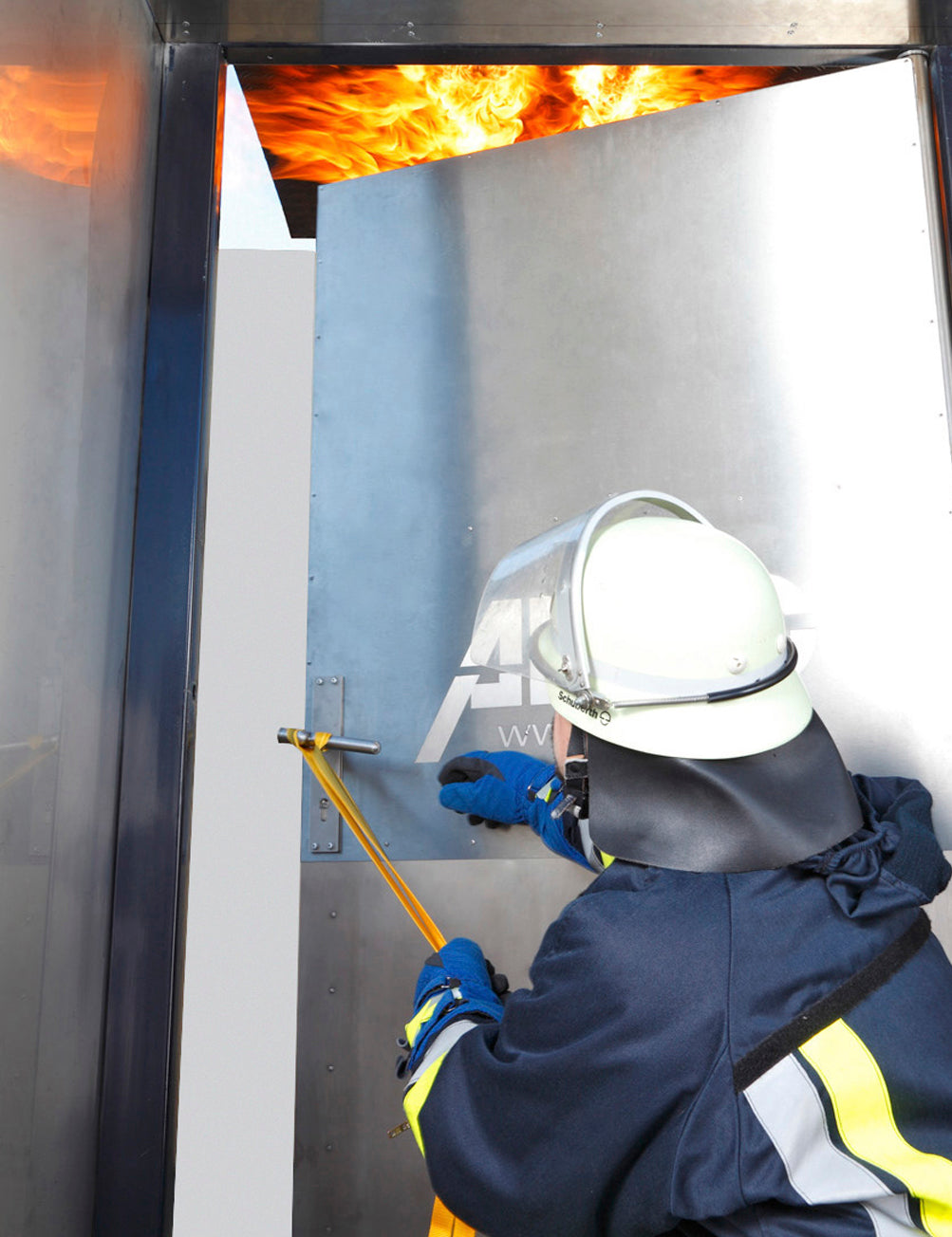 AISCO Heiße Tür in Aktion mit Tür Öffnung durch einen Feuerwehrmann, mit Flash Over.