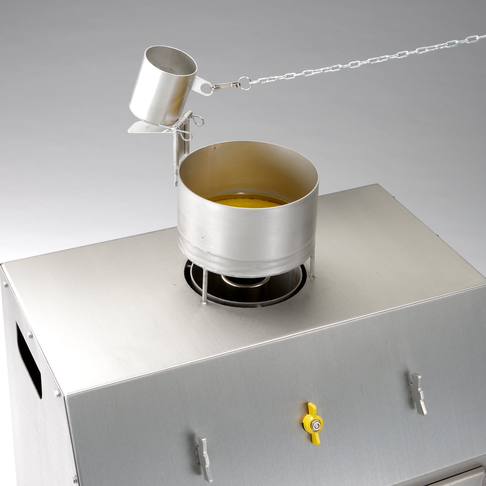 The container of the AISCO Firetrainer Fettboy is filled with oil, and the cup with water for the fat fire simulation.