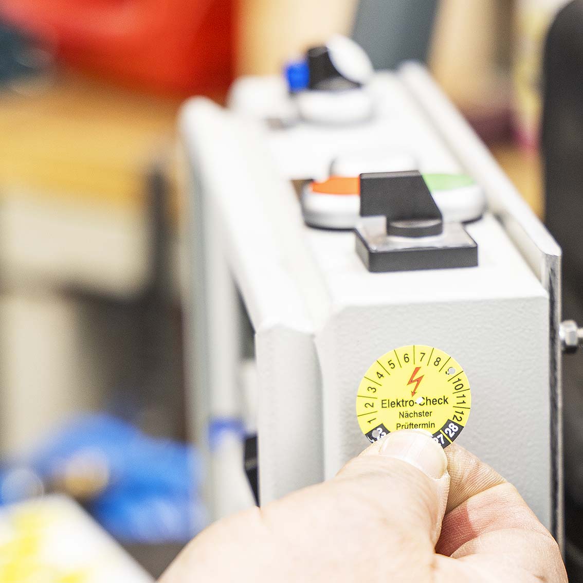 Automatische Füllstation erhält neue Prüfplakette nach erfolgreicher Wartung