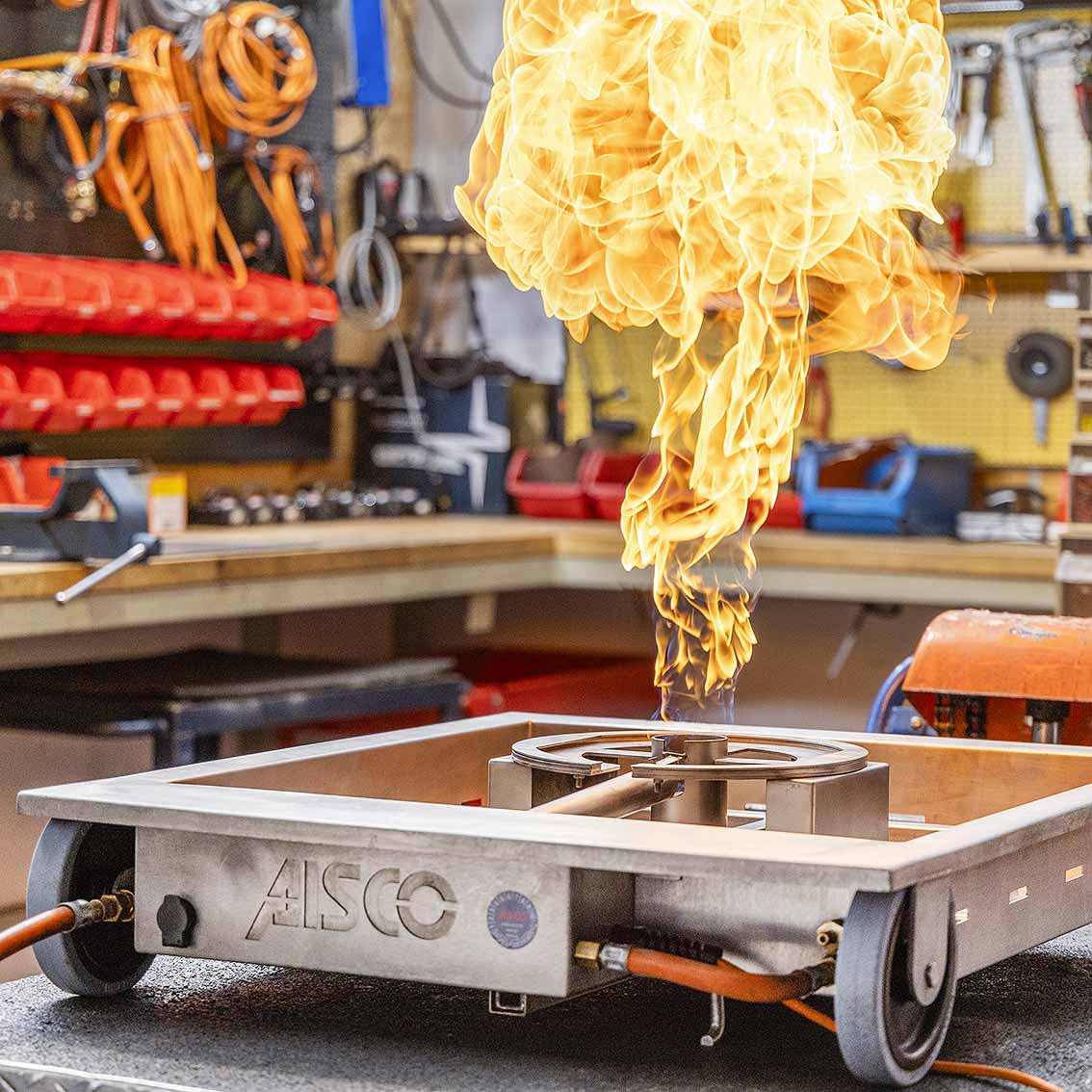 E 100 Firetrainer in Werkstatt, brennend während Wartung