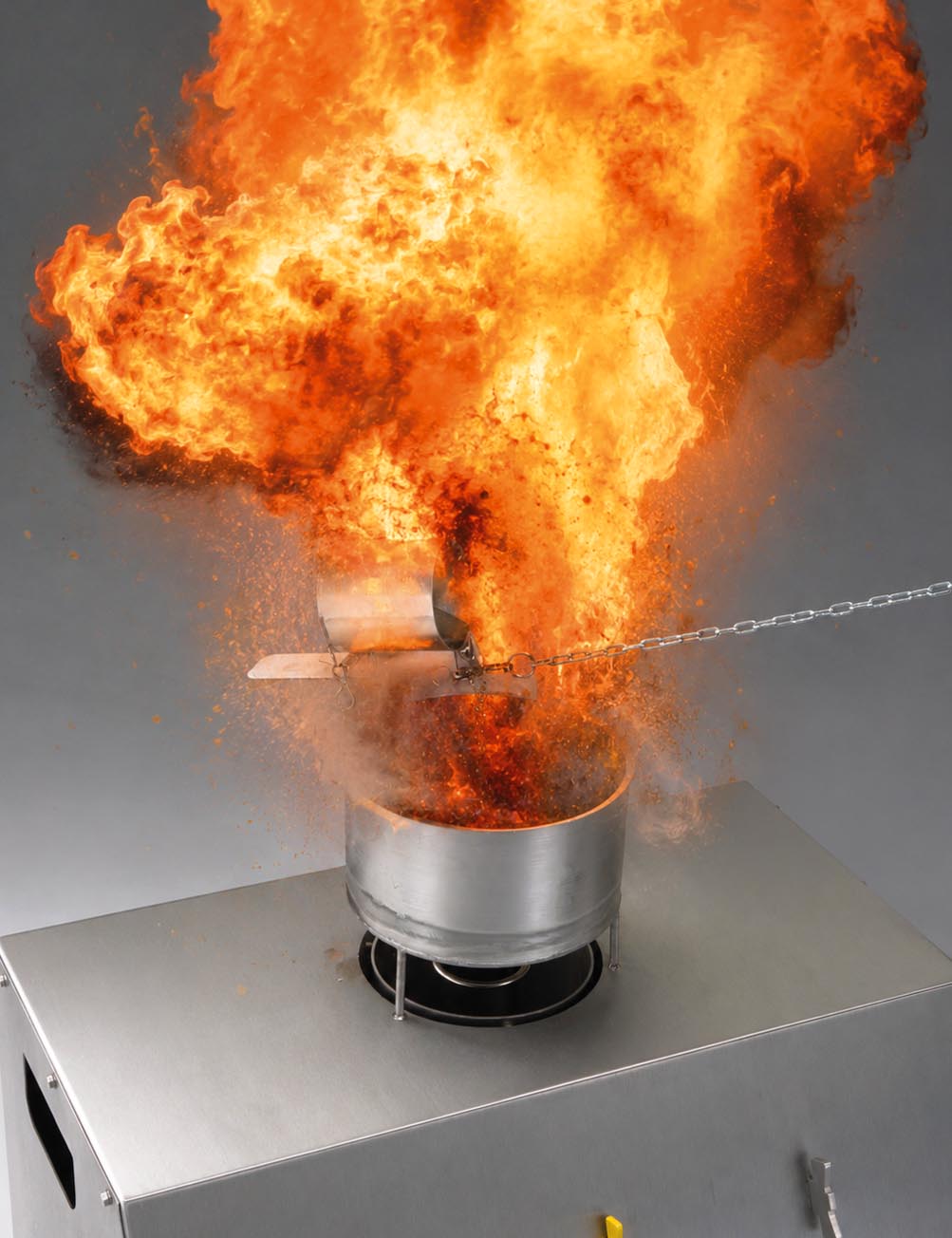 Fettexplosion am AISCO Firetrainer Fettboy bei einer realistischen Schulung