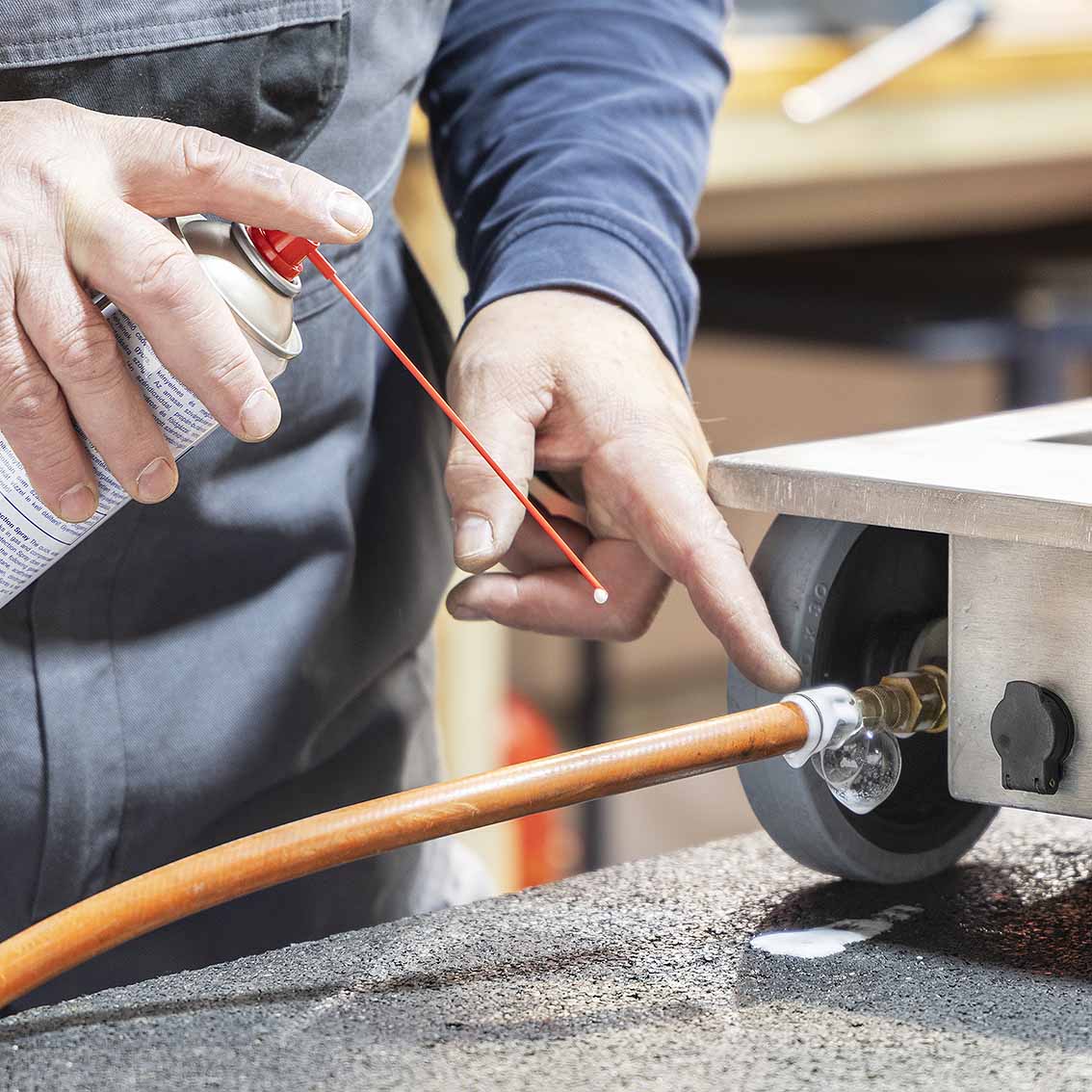 E 100 Firetrainer – Wartung der Gasanschlüsse und Gasschläuche mit Leckagenspray