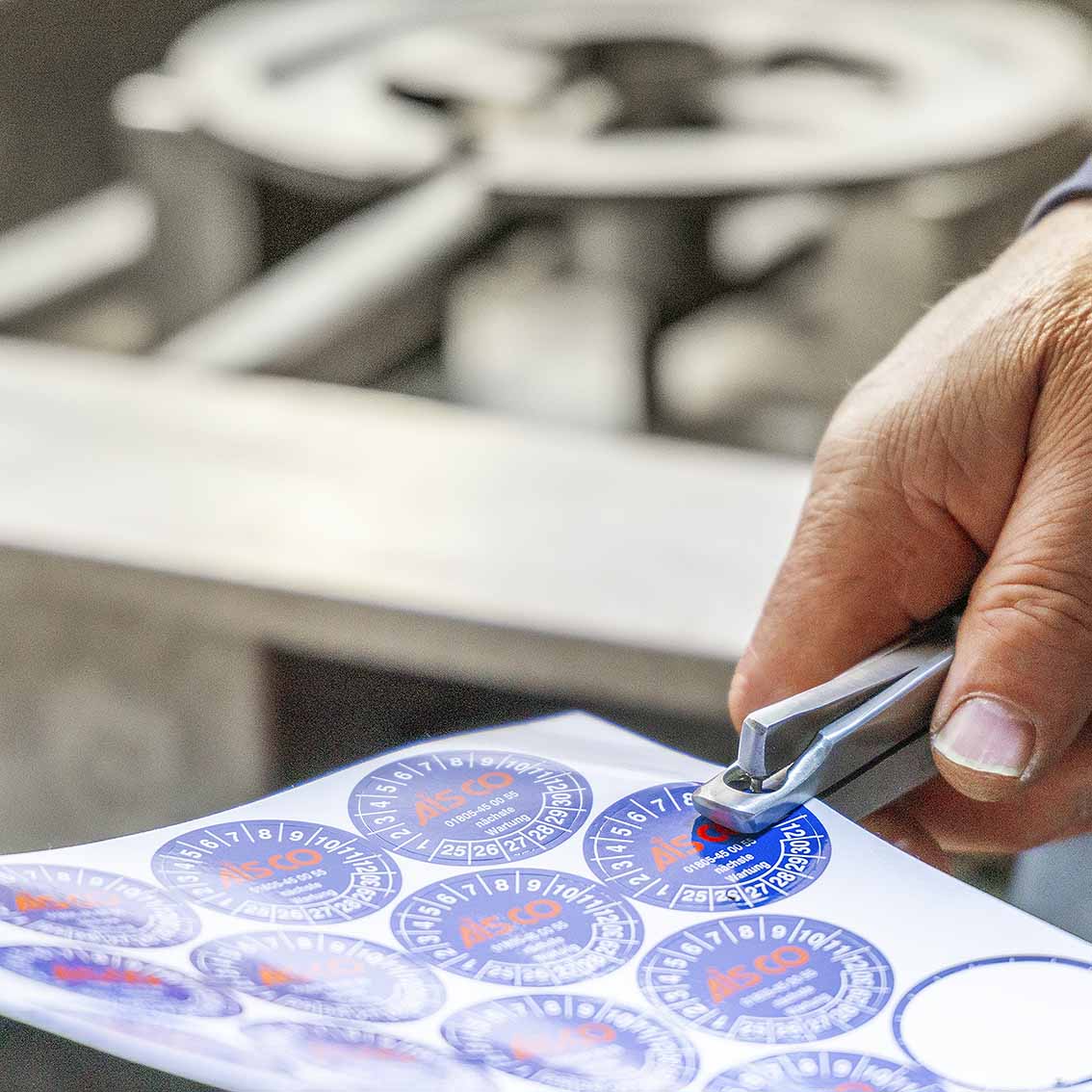 Firetrainer Wartung – Lochen der Prüfplakette