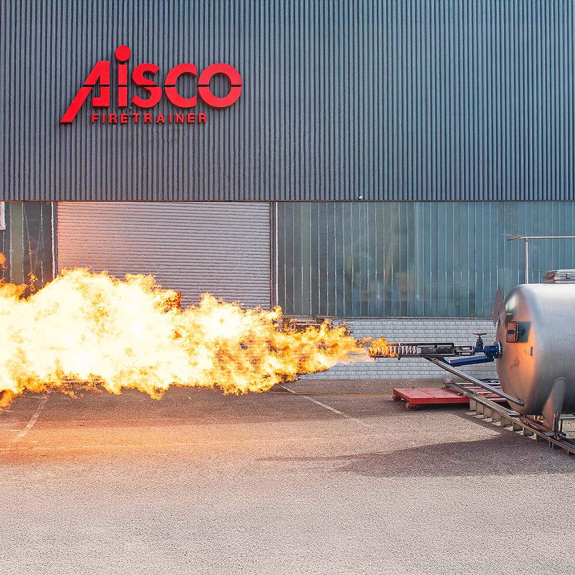 Gefahrgutanlage sprüht einen ca. 8m langen horizontalen Feuerstoss