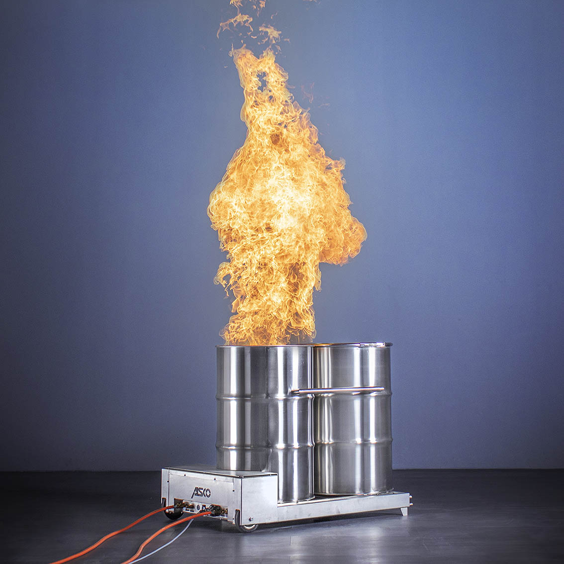 AISCO Firetrainer E1502 im Einsatz mit brennendem Fassbrand-Aufsatz zur realistischen Darstellung von Industriebränden bei Feuerwehrübungen