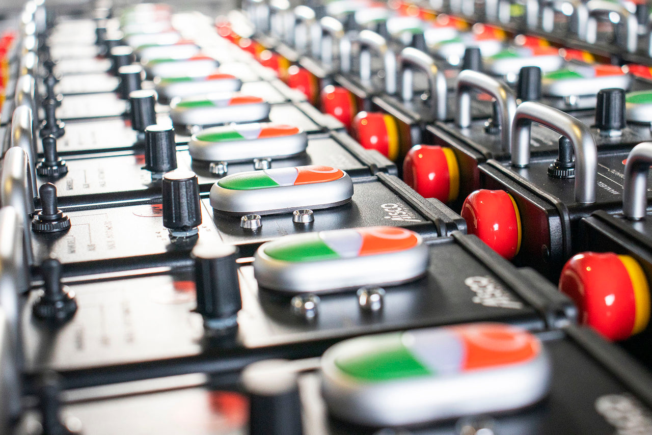 Viele Handfernbedienungen in einer Reihe