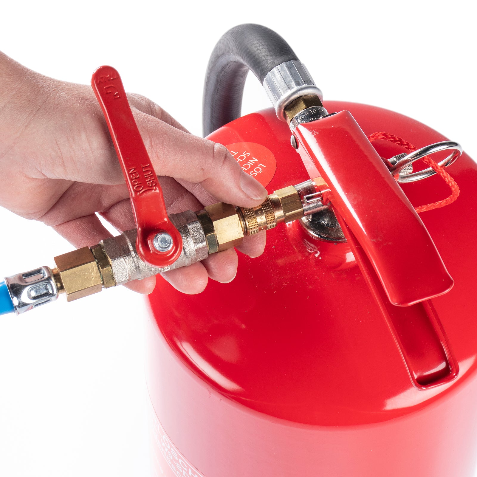 Hand steckt den Lösche an den Befüllschlauch mit einem einfachen Klick