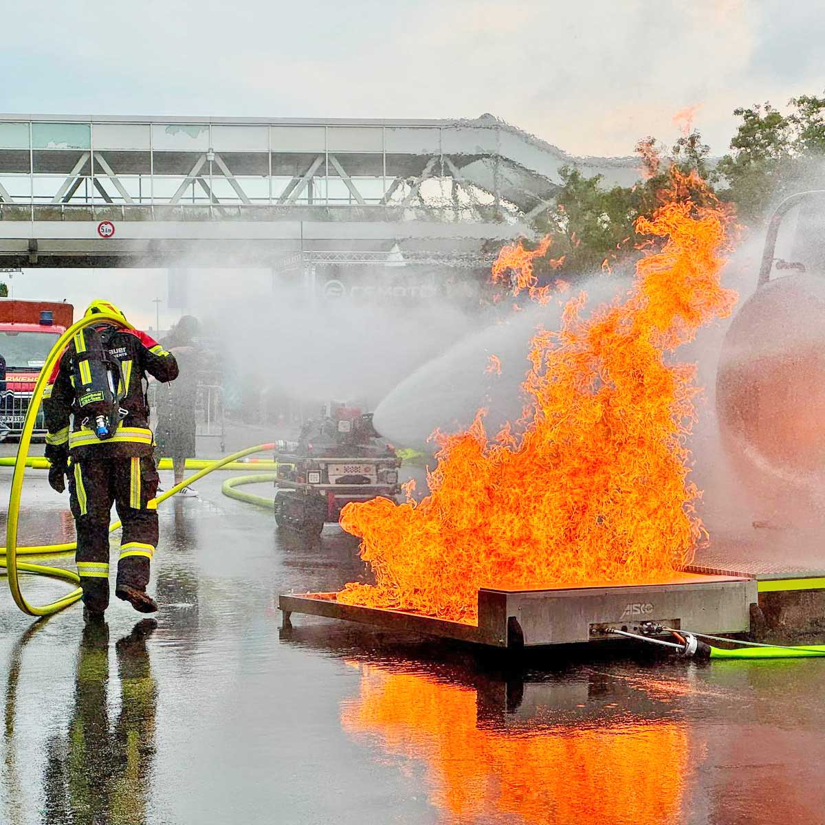AISCO Firetrainer E1502 XL im realitätsnahen Live-Einsatz mit Flächenbrand und sichtbarem Bedienpult