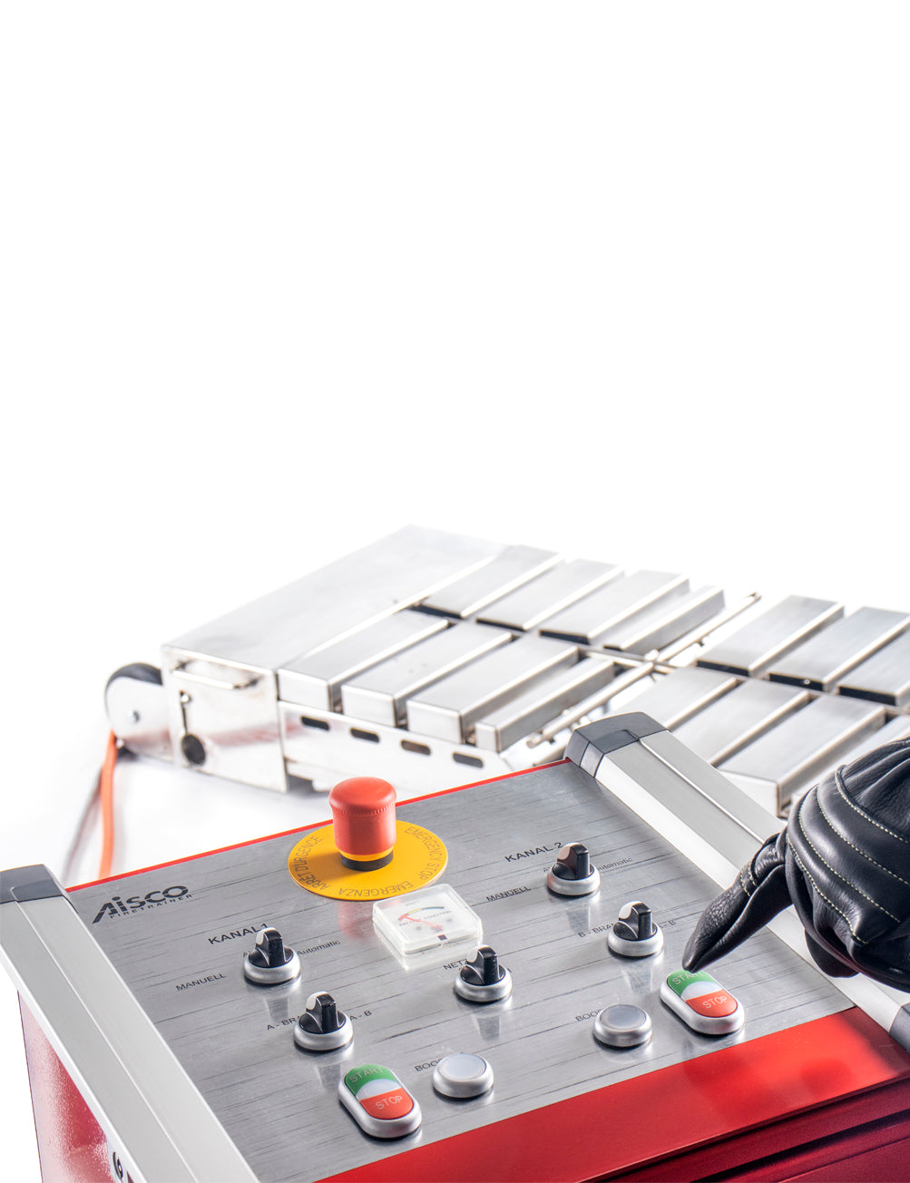 Feuerwehrhandschuh drückt Taste am Bedienpult F2, Firetrainer E 1502 im Hintergrund angeschlossen