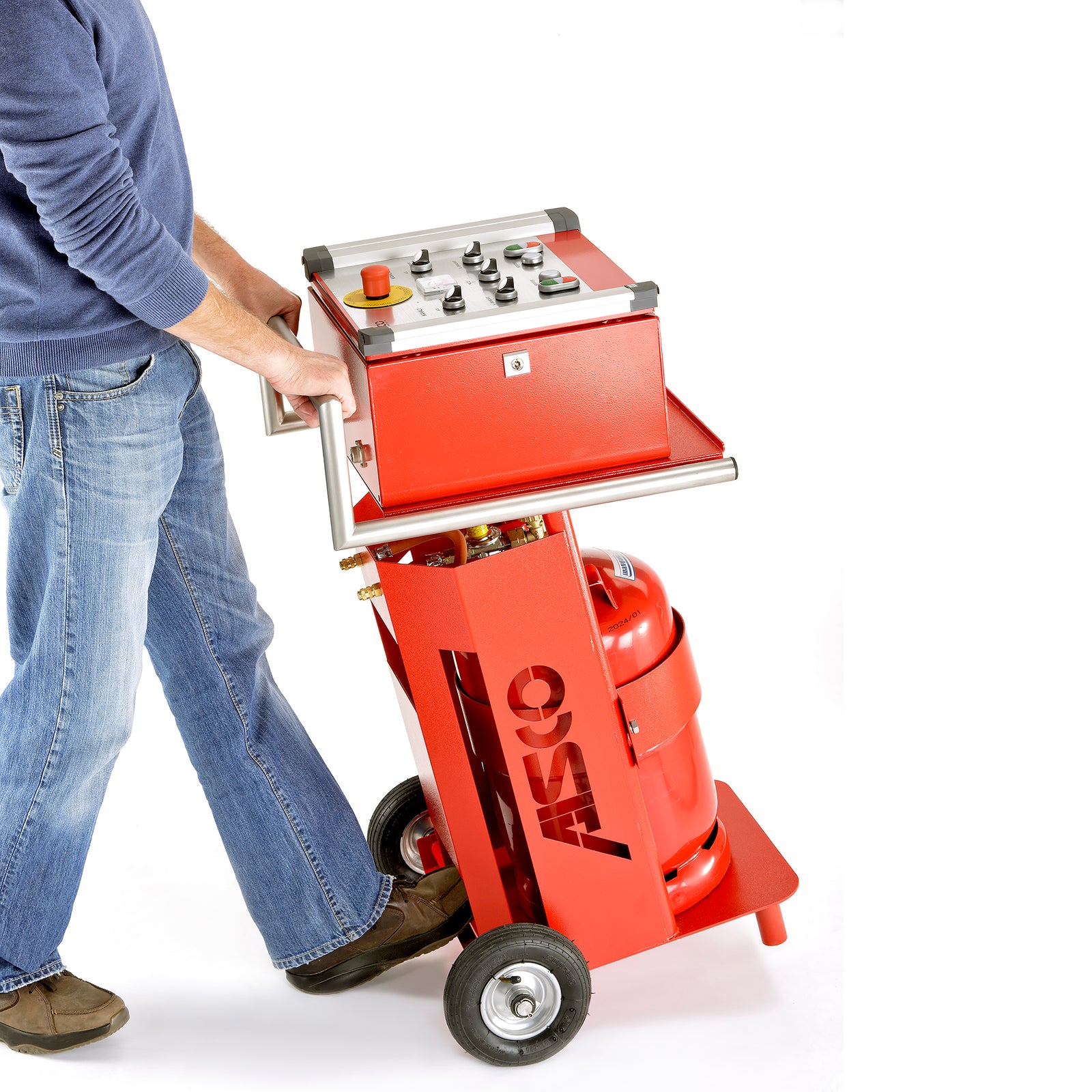 Person moves the AISCO F 2 control panel, equipped with wheels for easy transport and flexible use during fire brigade training