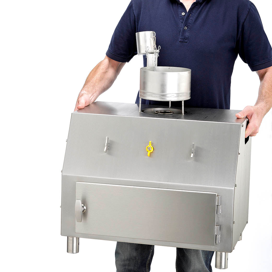 Eine Person trägt den AISCO Fettboy mit beiden Händen für Brandschutzübungen