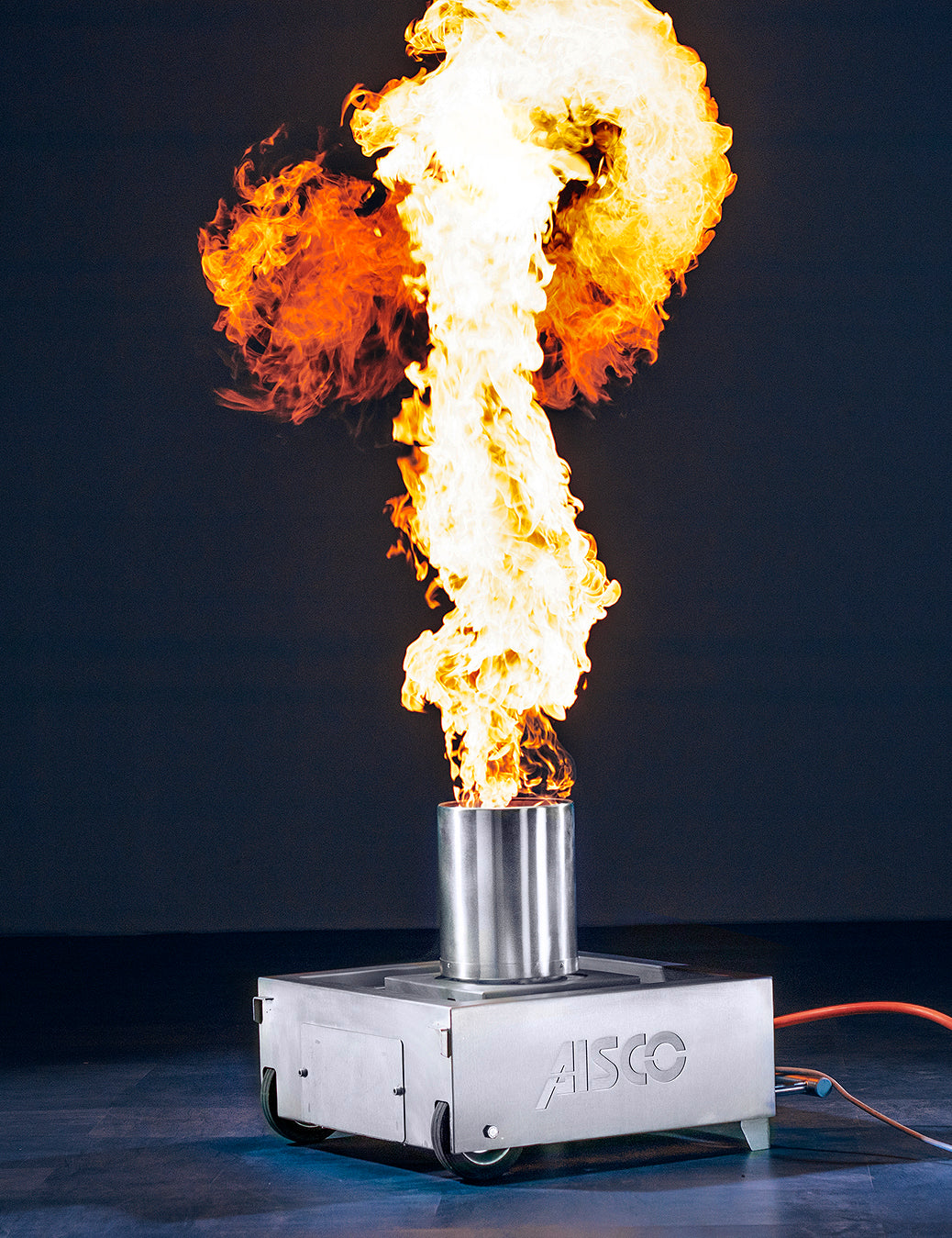 AISCO Firetrainer Caddy SE brennend – realistischer Feuerlöschtrainer im Einsatz für praxisnahe Brandschutzübungen
