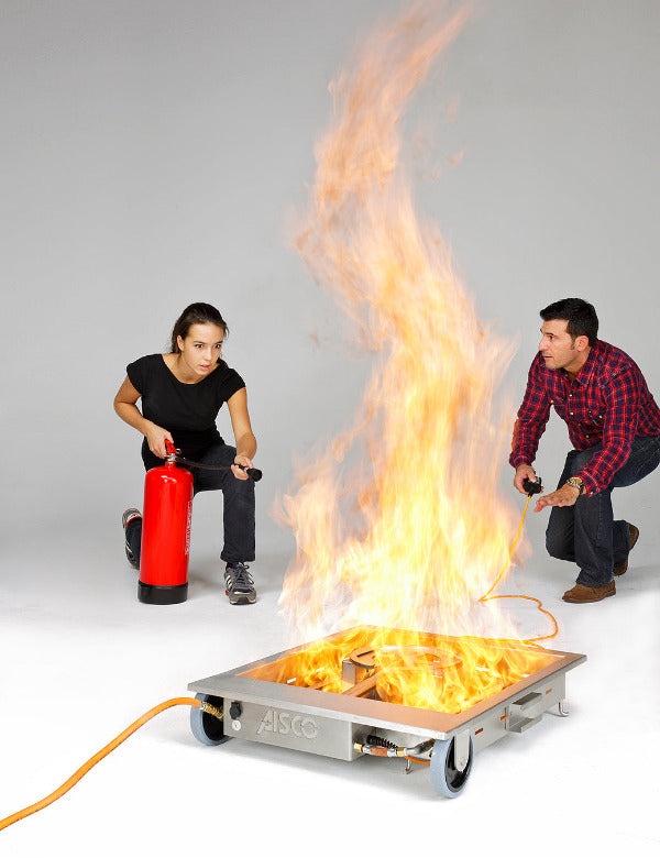 AISCO Firetrainer E100 brennend – realistische Feuerlöschübung con Löschvorgang e Handfernbedienung durch zwei Personen