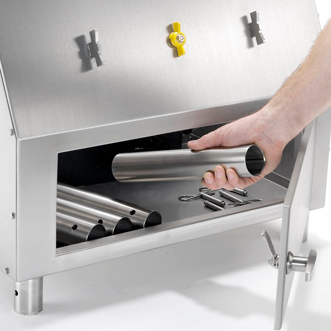 Die Beine des AISCO Firetrainer Fettboy werden im Gehäuse des Fettboys verstaut