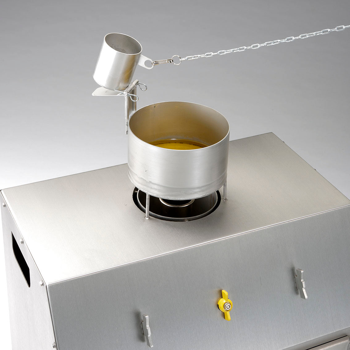 Der Behälter des AISCO Firetrainer Fettboy ist mit Öl gefüllt, der Becher mit Wasser für die Fettbrandsimulation