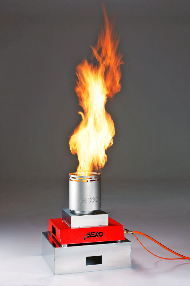 AISCO Firetrainer UL 1 im Einsatz – brennende Papierkorbattrappe auf Transportbox für realistische Feuerlöschtrainings