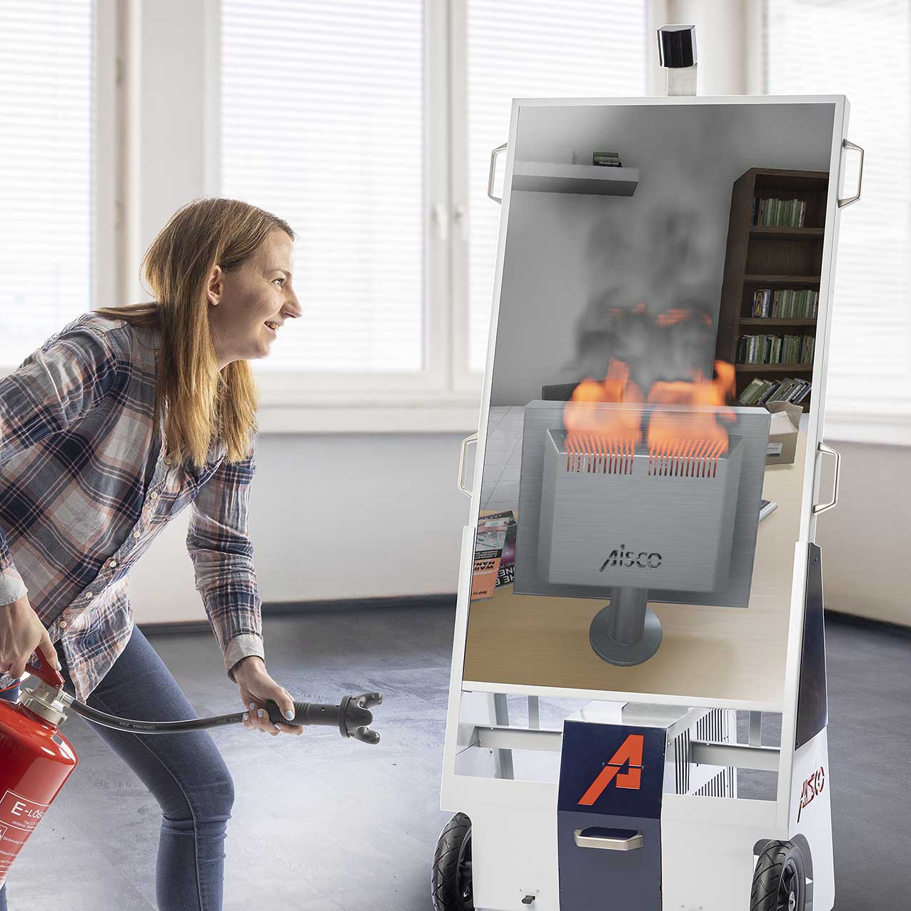 Eine Person löscht einen Elektrobrand am AISCO IndoorTrainer für digitale Brandsimulationen